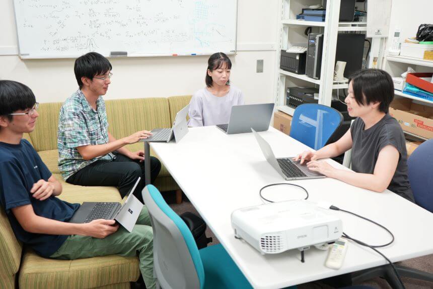 Inami’s students discussing their graduate thesis projects with her. (Photo by Hideki Ikeda)